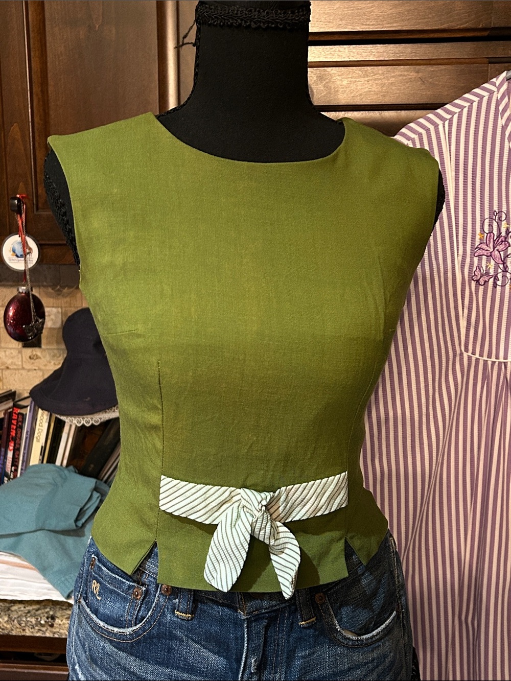 1950’s Sz XS Avocado Green Sleeveless Rear Button Peplum Top with Bow Accent